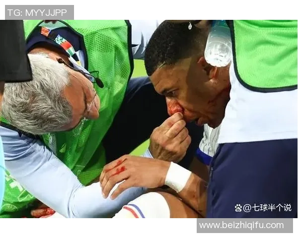 足球场惊现晕倒事件 球星突发健康问题引发广泛关注