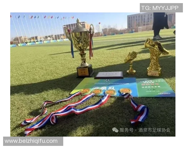 足球巨星亲临参观辉煌奖杯见证荣耀时刻感受冠军精神魅力