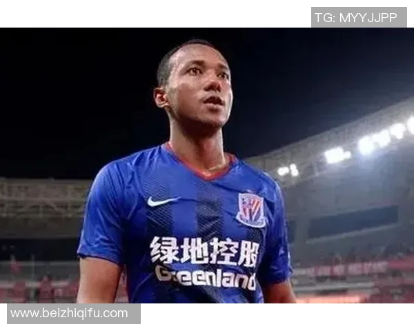 长发足球男神征战绿茵场，风采与实力并存的足球传奇